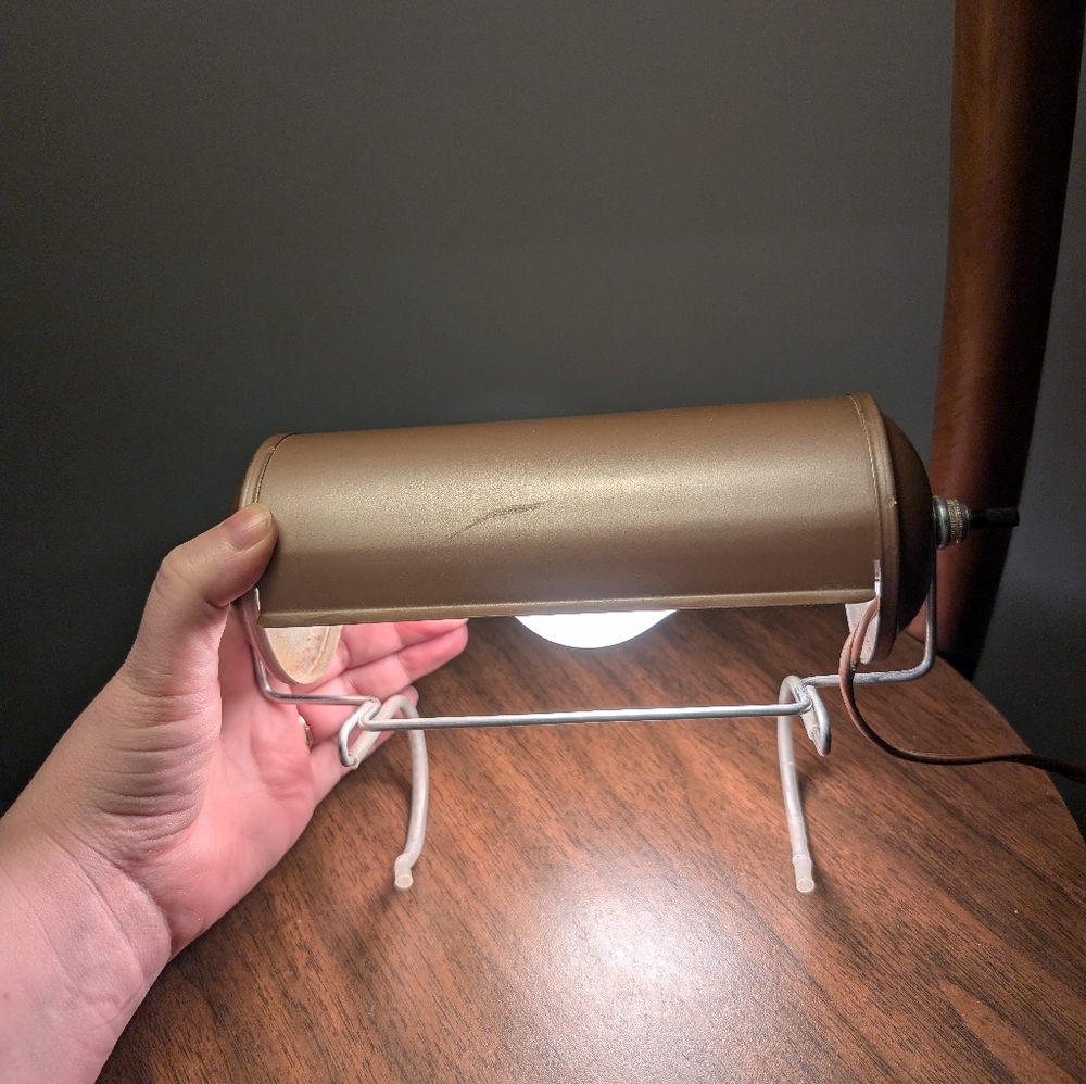 Vintage hook twist lamp